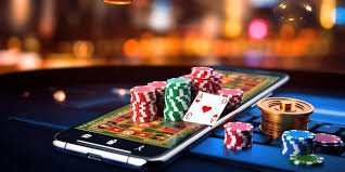 Pengguna mengecek aplikasi resmi di mobile
